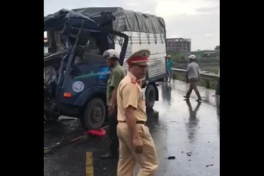 3 xe đâm nhau nát đầu, 3 người thương vong.