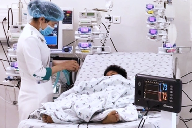 Bé 8 tuổi sốc tim nguy kịch sau 6 ngày ho sốt, vượt 200km để chạy ECMO