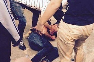 Dùng tuýp sắt đánh, nam sinh lớp 12 còn đâm bạn học gục tại chỗ