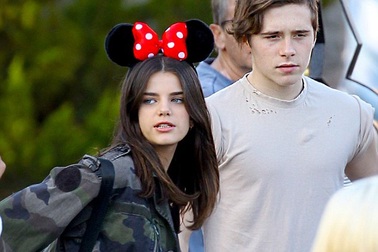 Cậu cả nhà Beckham hò hẹn với bạn gái xinh đẹp