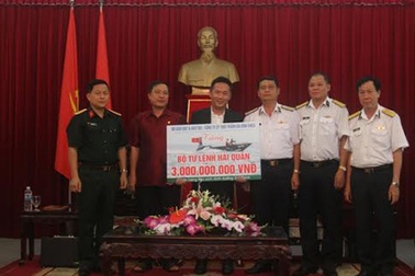 Tặng “xuồng chủ quyền” cho bộ đội và nhân dân Trường Sa