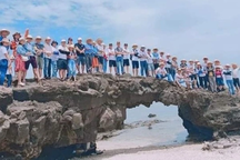 Hàng chục người "đè" vòm đá núi lửa, Lý Sơn ra văn bản cấm