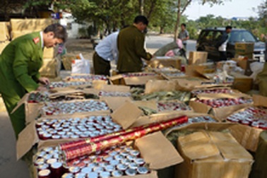 Bắt giữ 19 thùng pháo và hàng nghìn đĩa phim “mát”