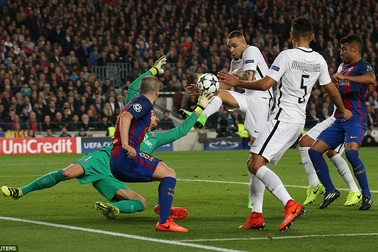 Trọng tài đã giúp Barcelona ngược dòng thần kỳ trước PSG?