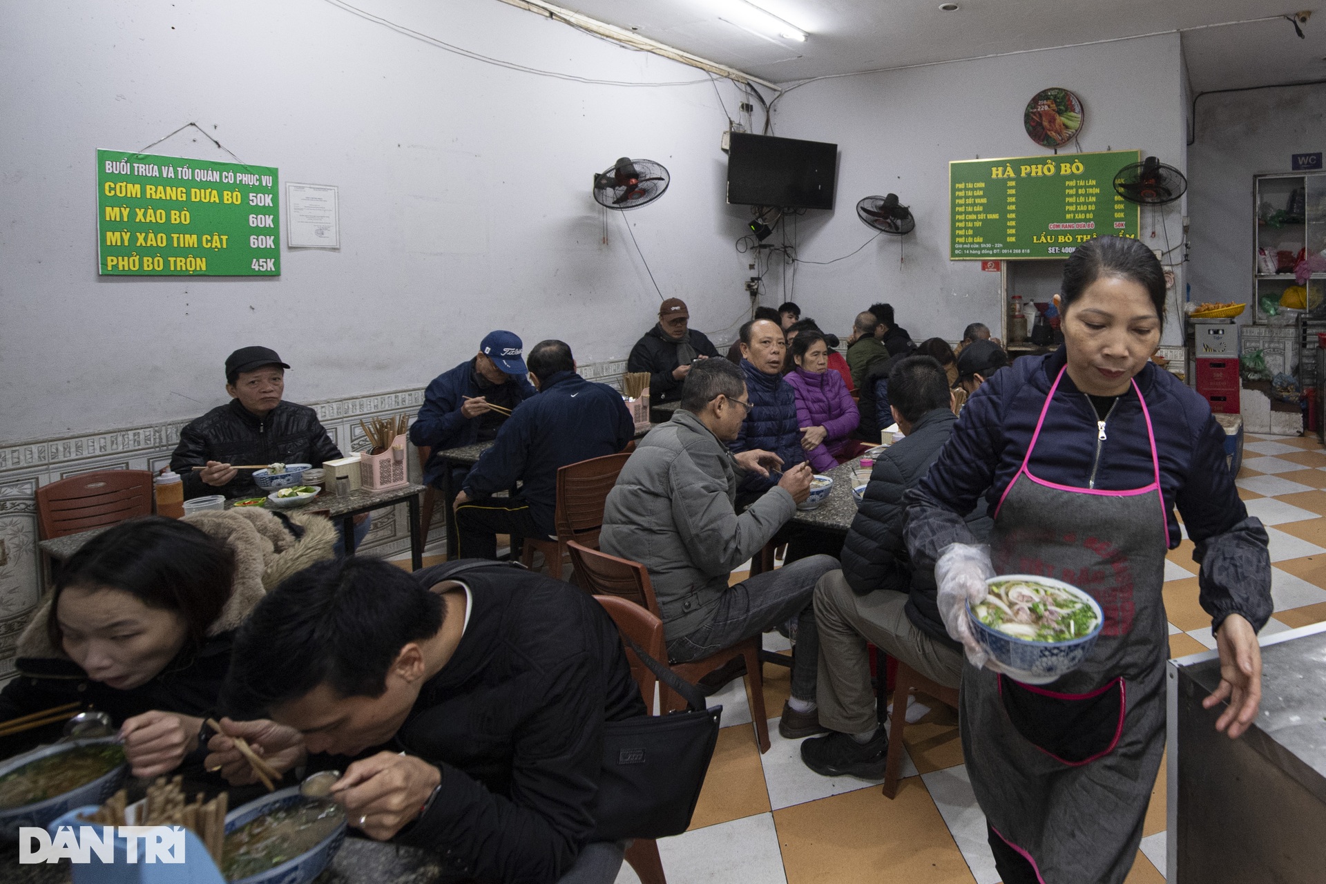 Người dân mặc áo mưa ra đường chống rét đậm, rét hại tại Hà Nội - 11