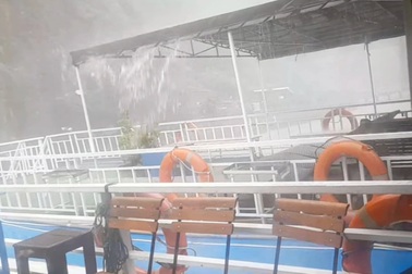 Du khách kể phút mưa dông ập đến giữa Hạ Long, cả tàu hoảng loạn đòi về bờ