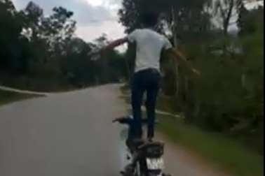 Thanh niên "làm xiếc" trên xe máy bị xử phạt hơn 7 triệu đồng