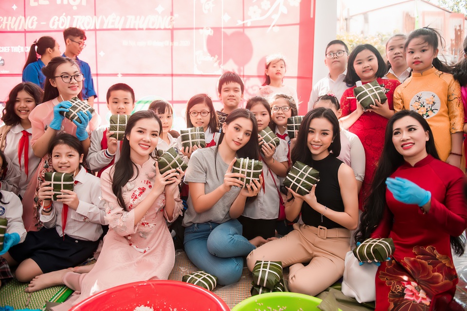 Tiểu Vy, Thuý An, Thuý Vi giản dị gói bánh chưng tặng trẻ em nghèo - 6