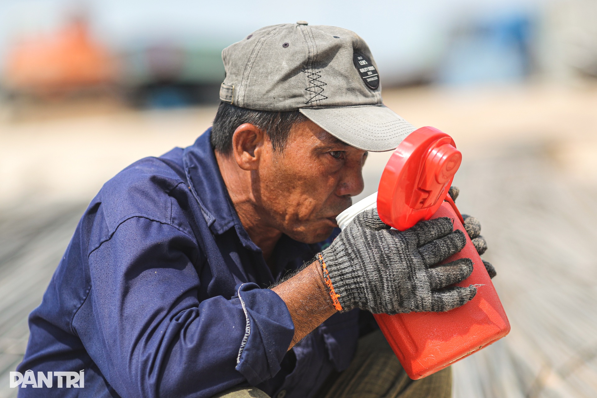 Công nhân phơi mình dưới nắng như lò lửa thi công nút giao lớn nhất TPHCM - 9 Công nhân phơi mình dưới nắng như lò lửa thi công nút giao lớn nhất TPHCM - 9
