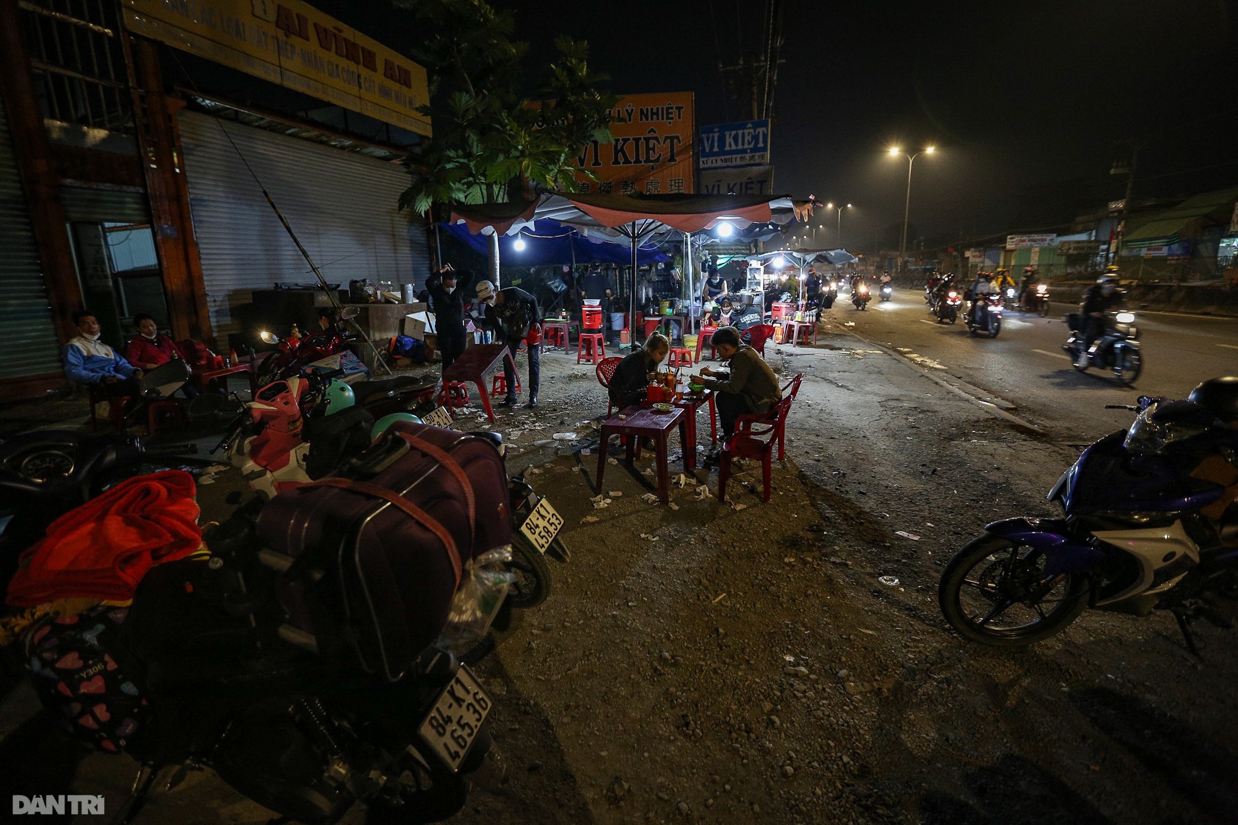 Người lớn, trẻ nhỏ vật vờ ở cửa ngõ phía Tây TPHCM trên đường về quê ăn Tết - 11 Người lớn, trẻ nhỏ vật vờ ở cửa ngõ phía Tây TPHCM trên đường về quê ăn Tết - 11