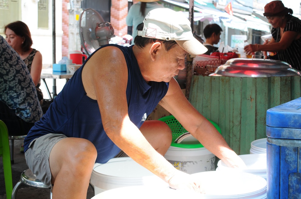 Cụ bà bán bánh bèo chén dành dụm tiền hưởng tuổi xế chiều - 4 Cụ bà bán bánh bèo chén dành dụm tiền hưởng tuổi xế chiều - 4
