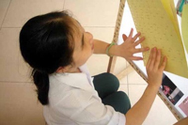 Học sinh khiếm thị làm văn miêu tả