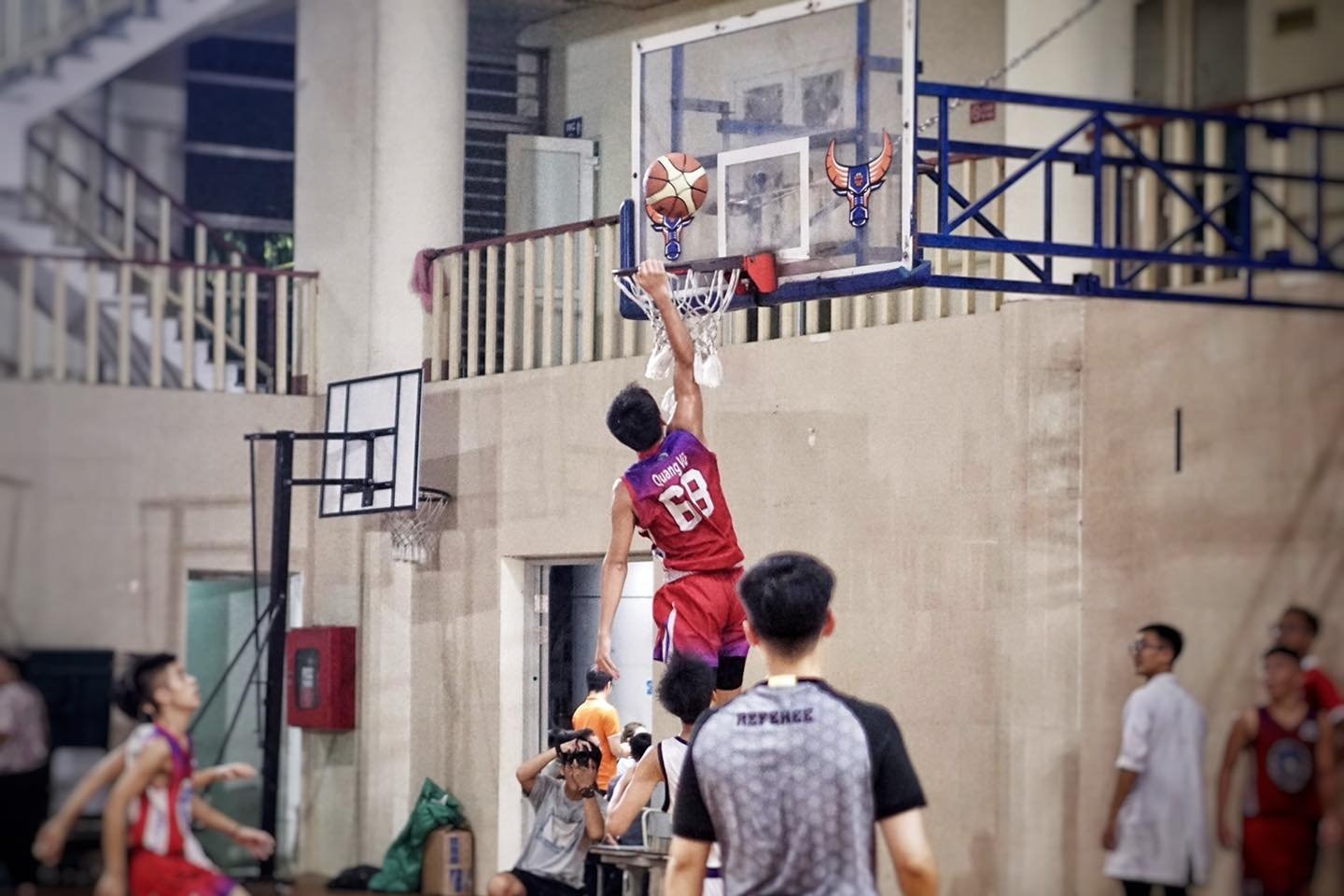 Un elev de 16 ani, cu o înălțime de 1,78 m, provoacă agitație la turneul studențesc de baschet din Hanoi - 3 Nam sinh 16 tuổi cao 1,78m gây sốt tại giải bóng rổ học sinh Hà Nội - 3