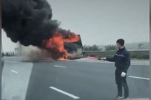 Xe giường nằm bất ngờ cháy ngùn ngụt trên cao tốc