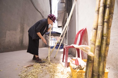 Nắng nóng cao điểm, hàng nước mía "ép" không xuể, thu lãi tiền triệu