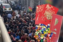 Tranh cãi 100 người lớn tuổi chặn xe chú rể xin tiền để thử lòng