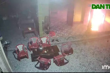 Clip đổ xăng đốt nhà hàng xóm vì nghi vợ ngoại tình