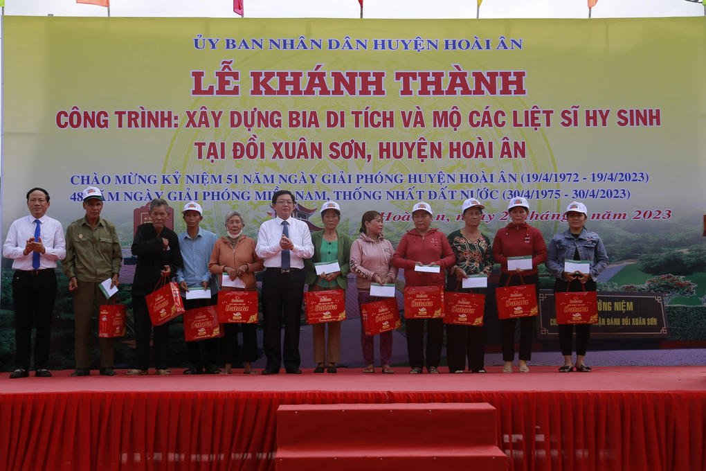 Khánh thành Bia di tích và mộ tập thể các liệt sĩ hy sinh tại đồi Xuân Sơn - 3 Khánh thành Bia di tích và mộ tập thể các liệt sĩ hy sinh tại đồi Xuân Sơn - 3