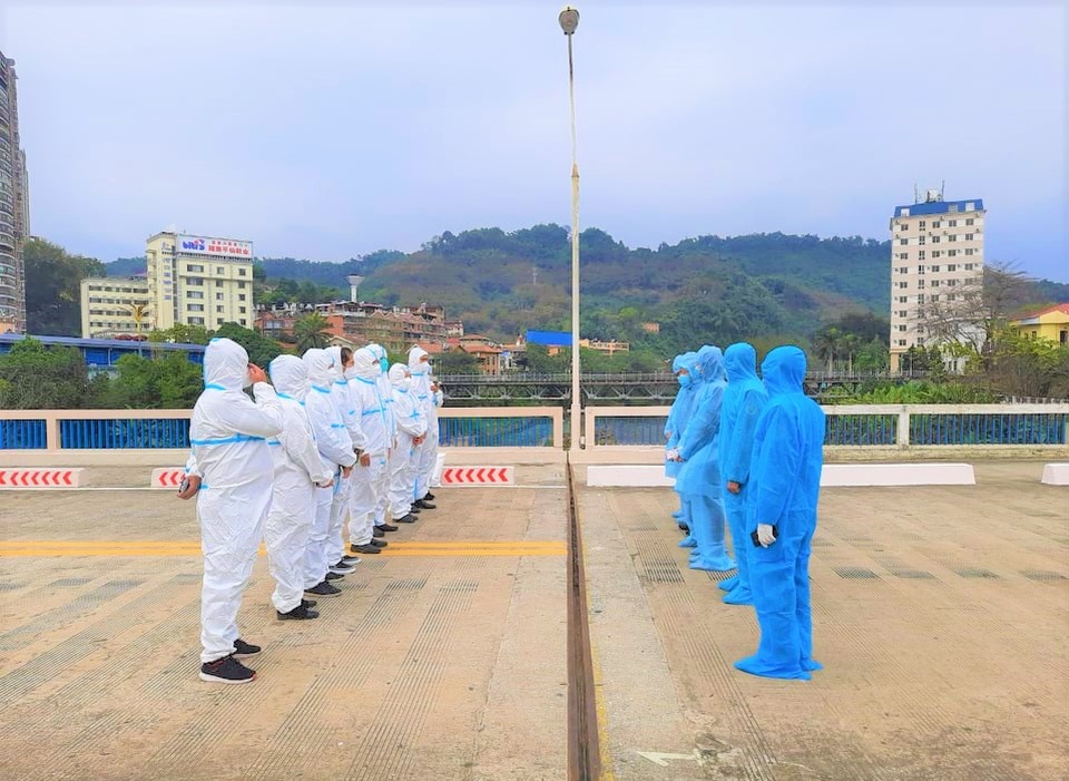 Giải cứu hàng trăm xe chở hàng bị tắc ở cửa khẩu - 2 Giải cứu hàng trăm xe chở hàng bị tắc ở cửa khẩu - 2