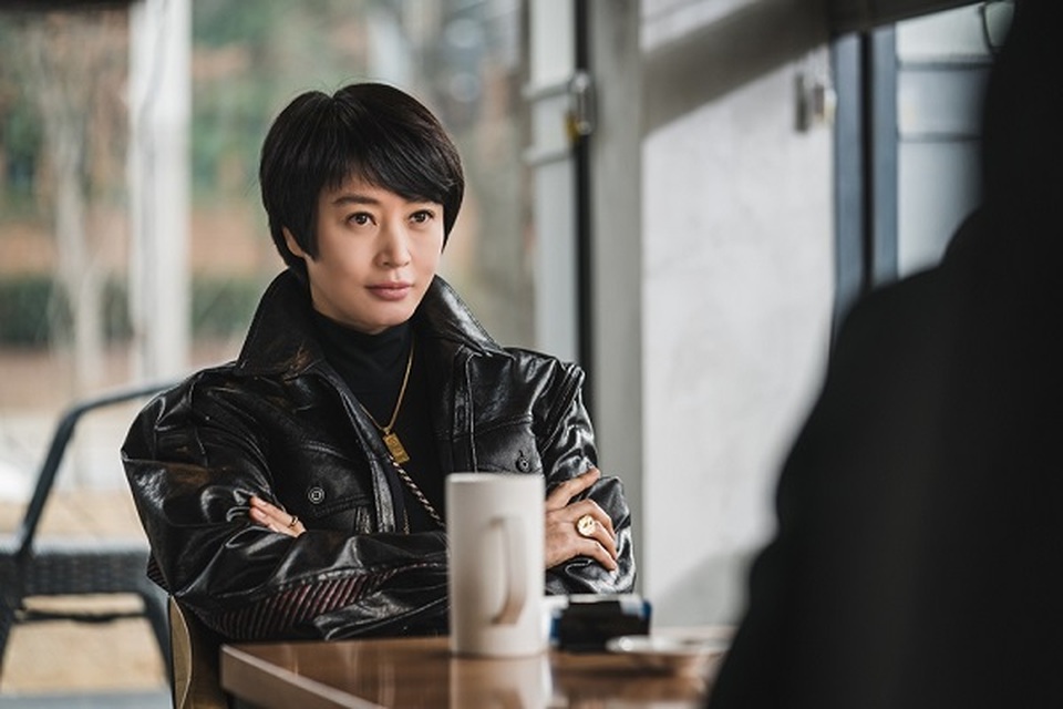 Mốt dây đeo điện thoại của Kim Hye Soo trong phim mới gây sốt - 2 Mốt dây đeo điện thoại của Kim Hye Soo trong phim mới gây sốt - 2