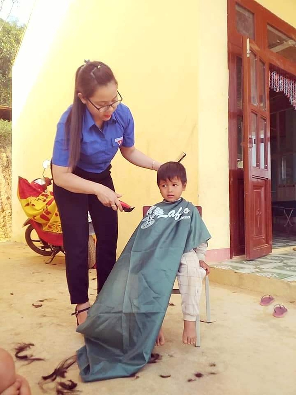 Cô giáo vùng cao vá áo ấm cho học sinh - 5 Cô giáo vùng cao vá áo ấm cho học sinh - 5