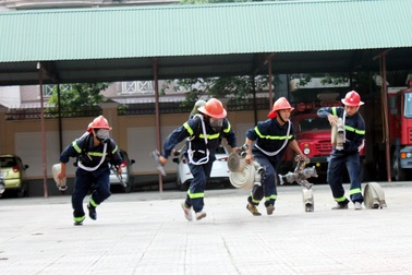 Lính cứu hỏa mướt mồ hôi luyện phương án đấu với giặc lửa