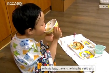 “Cổ tích” về bé trai không tay xôn xao cộng đồng mạng