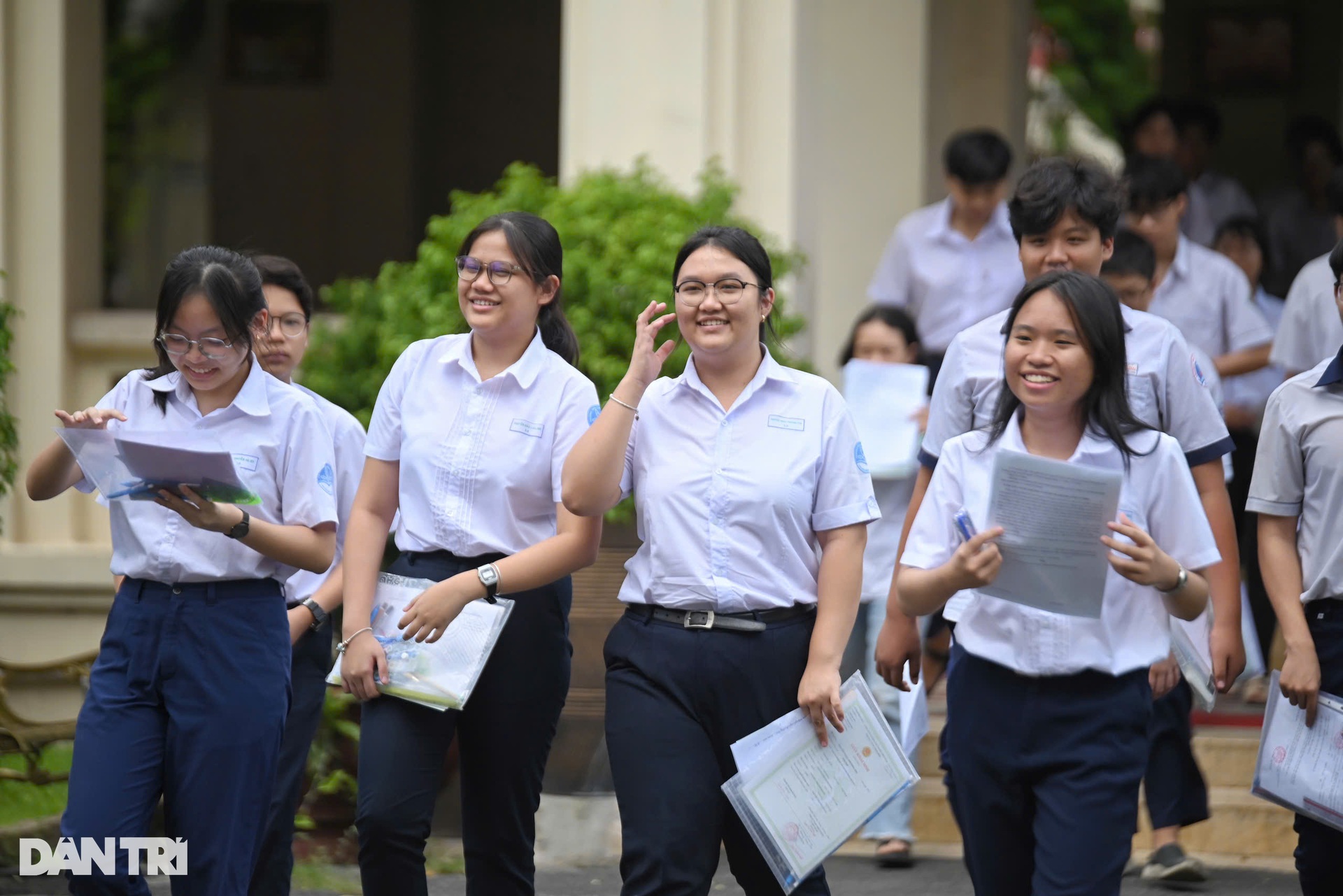 TPHCM: Đề văn thi vào lớp 10 vừa sức, phụ huynh ôm con ăn mừng hạnh phúc - 1 TPHCM: Đề văn thi vào lớp 10 vừa sức, phụ huynh ôm con ăn mừng hạnh phúc - 1