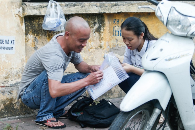 Tấm lòng cha mẹ mùa thi: Nhà ở Bến xe Nước ngầm nên phải dậy từ 4h sáng, đến cổng trường bố ngồi đếm lại từng chiếc bút cho con - Ảnh 3. Tấm lòng cha mẹ mùa thi: Nhà ở Bến xe Nước ngầm nên phải dậy từ 4h sáng, đến cổng trường bố ngồi đếm lại từng chiếc bút cho con - Ảnh 3.