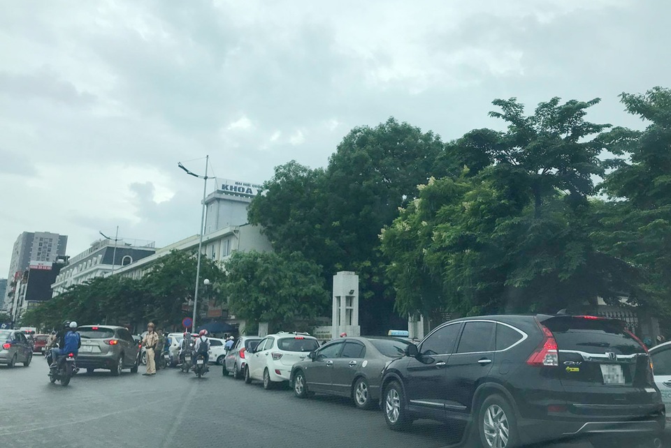 Hà Nội: 4.000 học sinh đội mưa giành vé vào lớp 10 THPT chuyên Ngoại ngữ - 3 Hà Nội: 4.000 học sinh đội mưa giành vé vào lớp 10 THPT chuyên Ngoại ngữ - 3