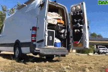 Chán thành phố ngột ngạt, chàng trai người Mỹ thiết kế nhà rộng 3m2 trên xe tải, "vi vu" khắp nơi