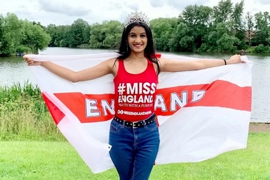 Dàn thí sinh thi Hoa hậu cổ vũ đội tuyển Anh vô địch Euro 2020