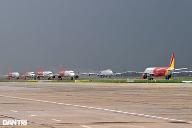 7 chuyến bay chậm cất cánh ở Tân Sơn Nhất vì mưa lớn