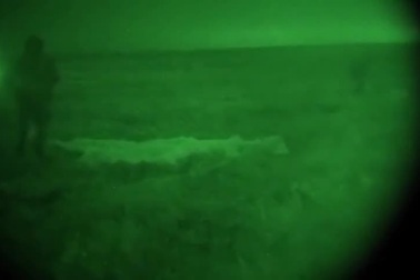 Màn nhảy dù của xe thiết giáp và quân nhân Nga trong đêm