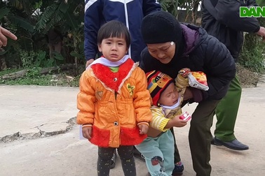 Những đứa trẻ gào khóc không chịu buộc khăn tang