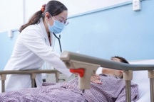 Thêm nhiều bệnh viện tiếp nhận nạn nhân nghi ngộ độc sau ăn bánh mì