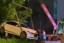 Chủ nhà thuê xe cẩu "giấu" ô tô lạ đỗ chắn trước cửa nhà