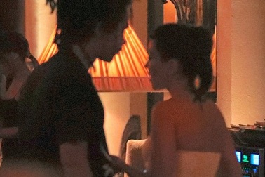 Kourtney Kardashian vui cuối tuần bên "trai lạ"