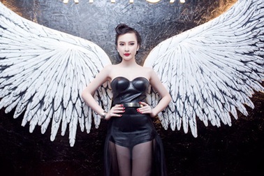 Bị cấm diễn, Angela Phương Trinh vẫn vui vẻ đi dự tiệc