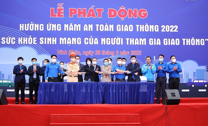 Đại diện các tỉnh, thành đoàn và Đoàn trực thuộc ký cam kết hưởng ứng Năm An toàn giao thông năm 2022.
