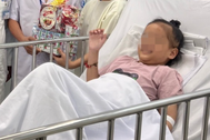 Bé gái liệt tứ chi vì căn bệnh một triệu người mới có một người mắc phải