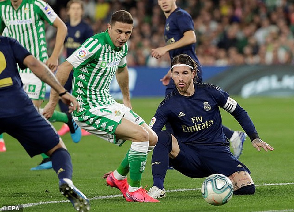 Thua sốc Betis, Real Madrid mất ngôi đầu bảng vào tay Barcelona - 3 Thua sốc Betis, Real Madrid mất ngôi đầu bảng vào tay Barcelona - 3