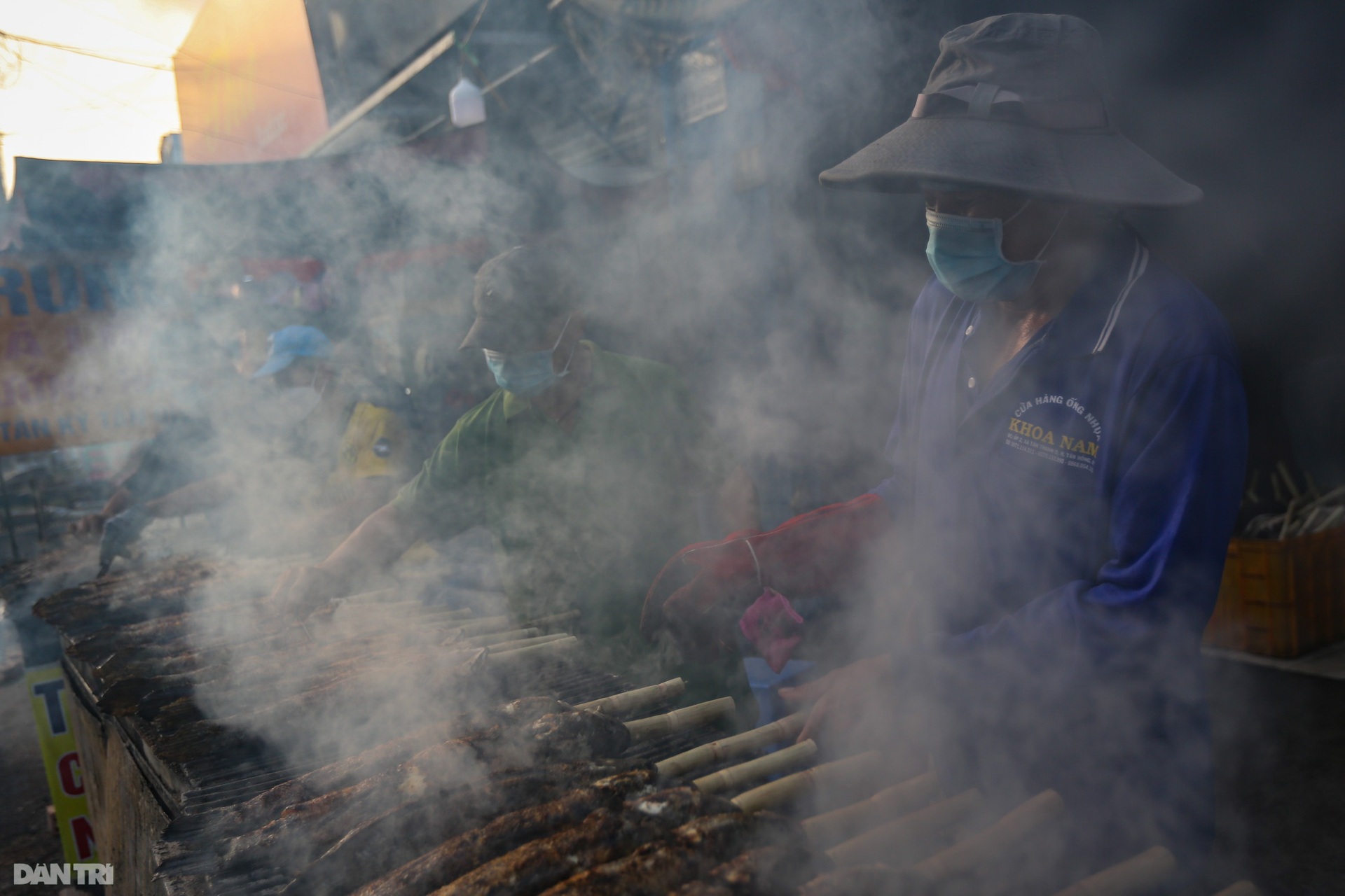 Một gia đình huy động 20 thành viên nướng 5 tấn cá lóc bán dịp vía Thần tài - 8 Một gia đình huy động 20 thành viên nướng 5 tấn cá lóc bán dịp vía Thần tài - 8