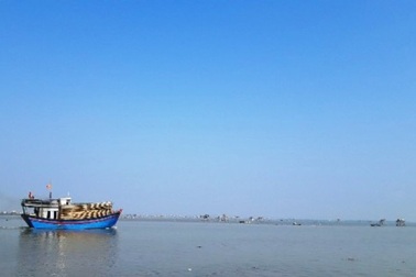 Cứu sống 7 người trên tàu cá bị chìm trên biển