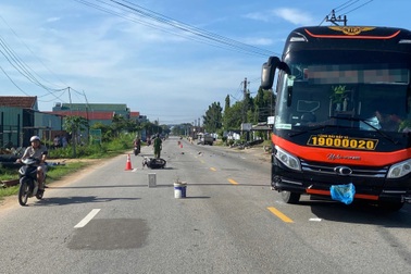 Hai vợ chồng tử vong sau va chạm với xe khách