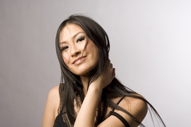 Kathy Uyên làm... ca sĩ