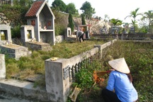 Nghề “dọn nhà” cho người cõi âm tất bật ngày cuối năm