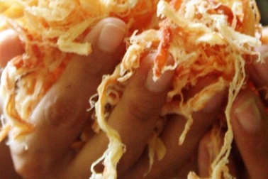 Hàng trăm kg mực khô khi nướng có mùi... chất dẻo