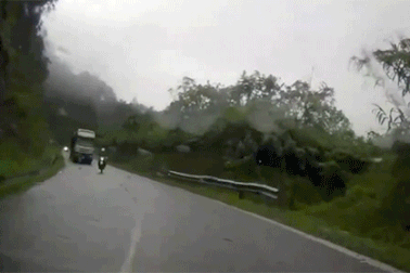 Hàng loạt xe máy ngã rạp vì bất cẩn trong thời tiết mưa bão