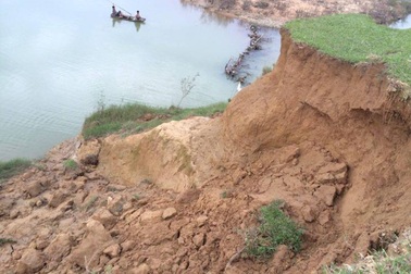 Ám ảnh sông “nuốt” hàng ngàn mét vuông đất của làng